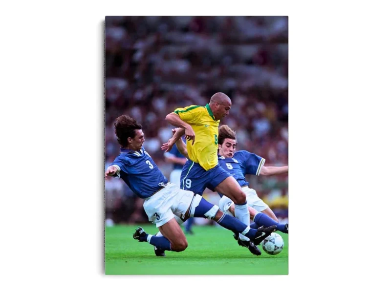 Póster Ronaldo Nazario con Uniforme de Brasil entre Defensas