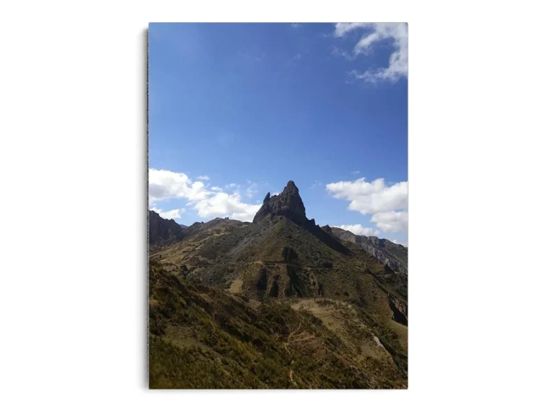 Póster Fotografía Vista hacia Pico de Montaña y Cielo Nubloso