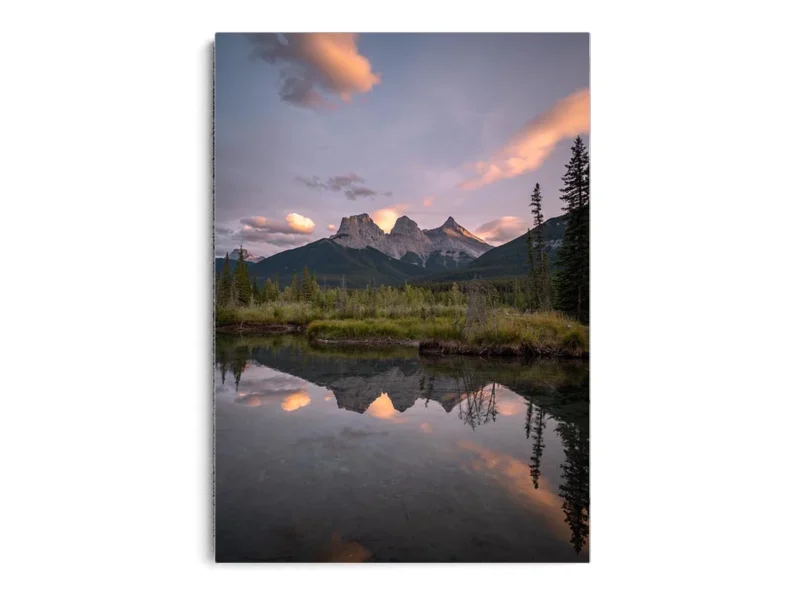 Póster Fotografía Reflejo de Paisaje con Tres Montañas