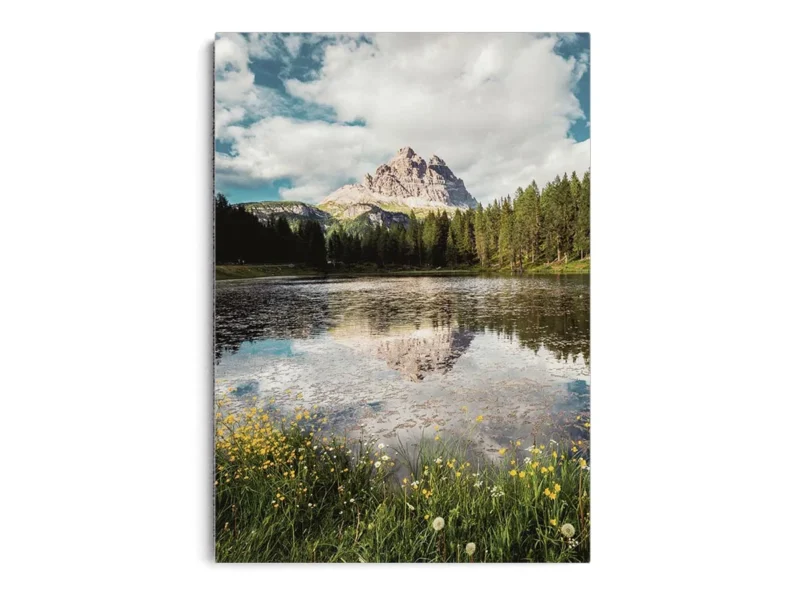 Póster Fotografía Reflejo en Lago entre Campo y Montaña