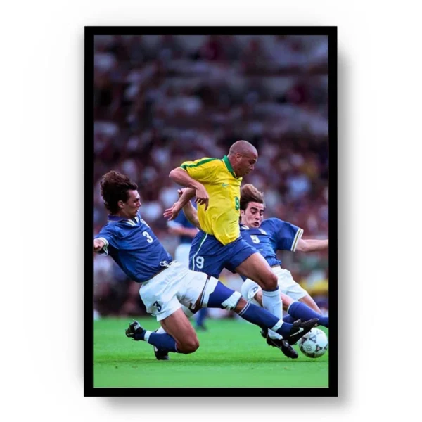 Póster Ronaldo Nazario con Uniforme de Brasil entre Defensas