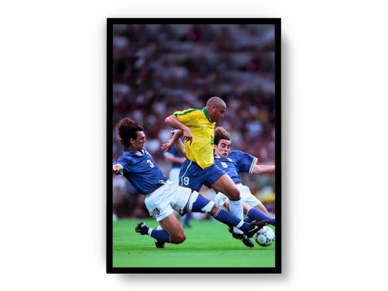 Póster Ronaldo Nazario con Uniforme de Brasil entre Defensas
