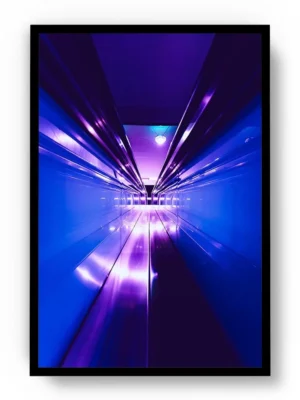 Póster Futurista Pasillo con Luces y Reflejos Morados