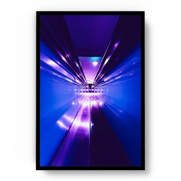 Póster Futurista Pasillo con Luces y Reflejos Morados