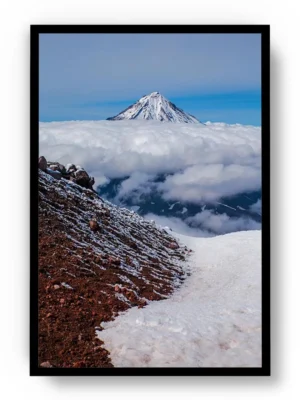 Póster Fotografía Montaña Nevada con Nubes Alrededor