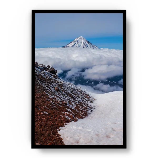 Póster Fotografía Montaña Nevada con Nubes Alrededor