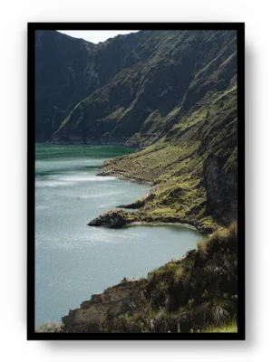 Póster Fotografía Lago entre Montañas Verdes