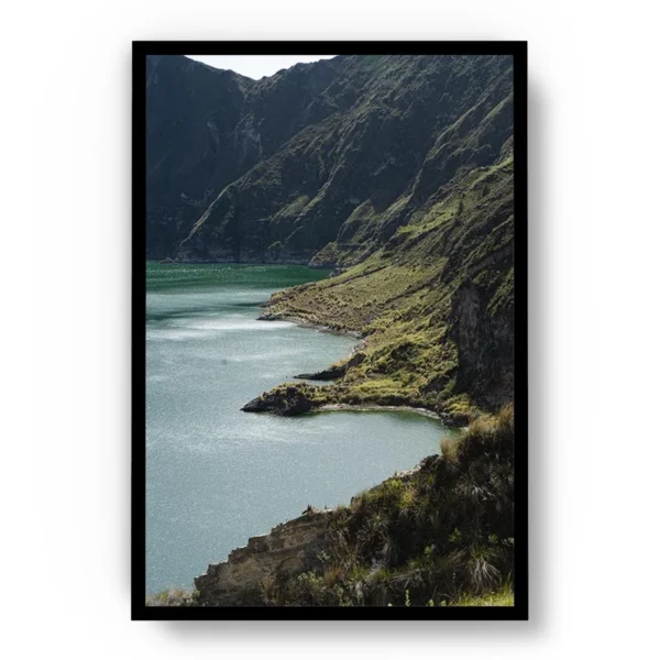 Póster Fotografía Lago entre Montañas Verdes