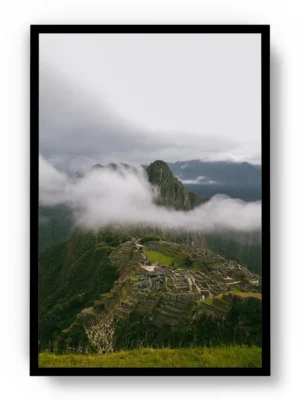 Póster Fotografía Vista Superior de Montaña Verde con Nubes