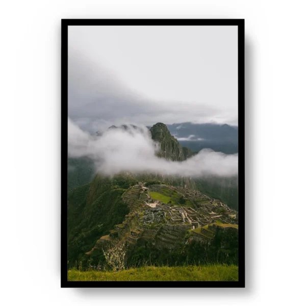 Póster Fotografía Vista Superior de Montaña Verde con Nubes