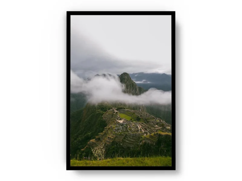 Póster Fotografía Vista Superior de Montaña Verde con Nubes