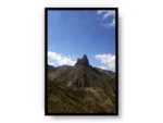 Póster Fotografía Vista hacia Pico de Montaña y Cielo Nubloso