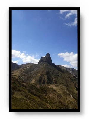 Póster Fotografía Vista hacia Pico de Montaña y Cielo Nubloso