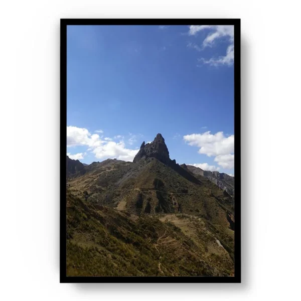 Póster Fotografía Vista hacia Pico de Montaña y Cielo Nubloso