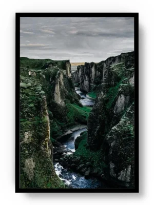 Póster Fotografía Paisaje Rio entre Montañas Imponentes