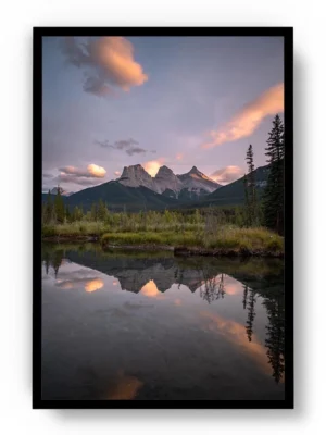 Póster Fotografía Reflejo de Paisaje con Tres Montañas