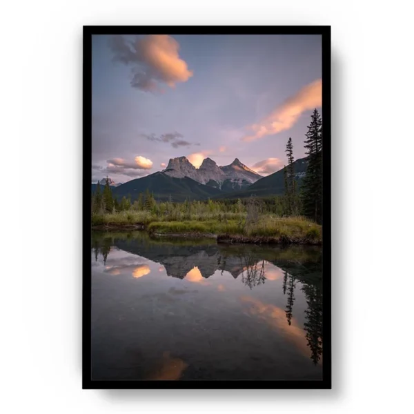 Póster Fotografía Reflejo de Paisaje con Tres Montañas