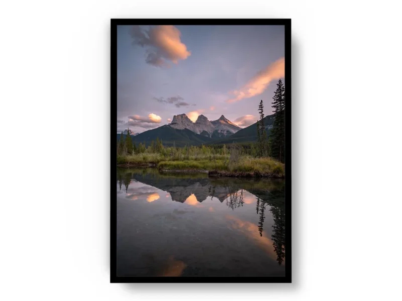 Póster Fotografía Reflejo de Paisaje con Tres Montañas