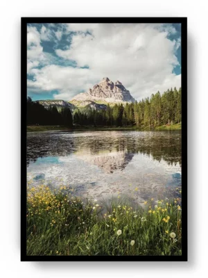 Póster Fotografía Reflejo en Lago entre Campo y Montaña