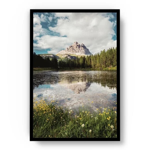 Póster Fotografía Reflejo en Lago entre Campo y Montaña