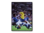 Póster Ronaldo Nazario con Uniforme de Brasil entre Defensas