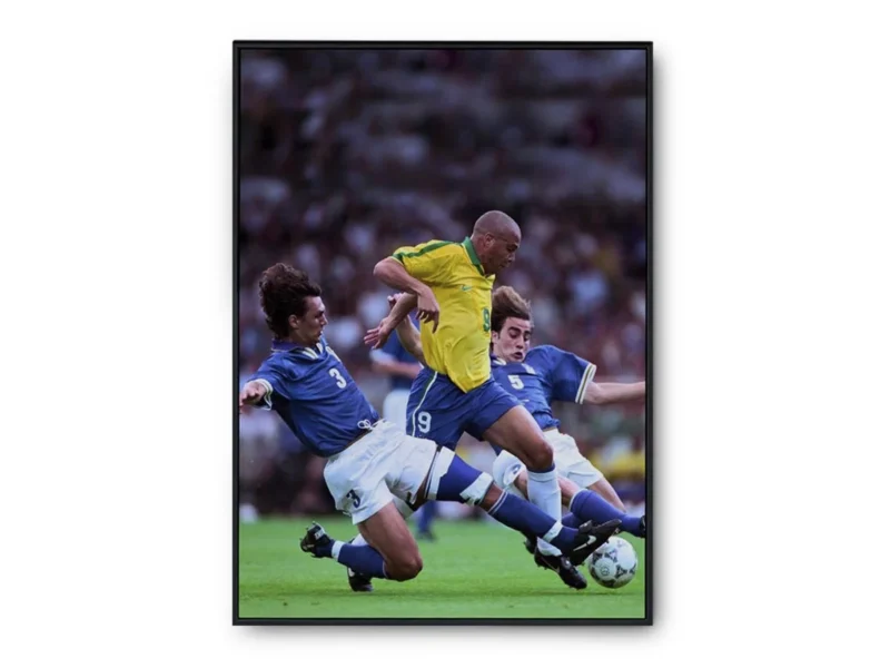 Póster Ronaldo Nazario con Uniforme de Brasil entre Defensas