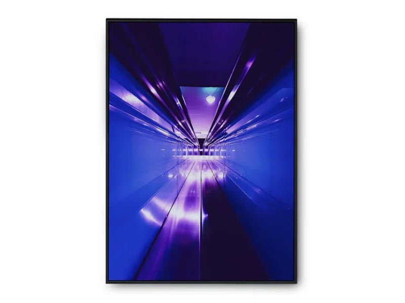 Póster Futurista Pasillo con Luces y Reflejos Morados