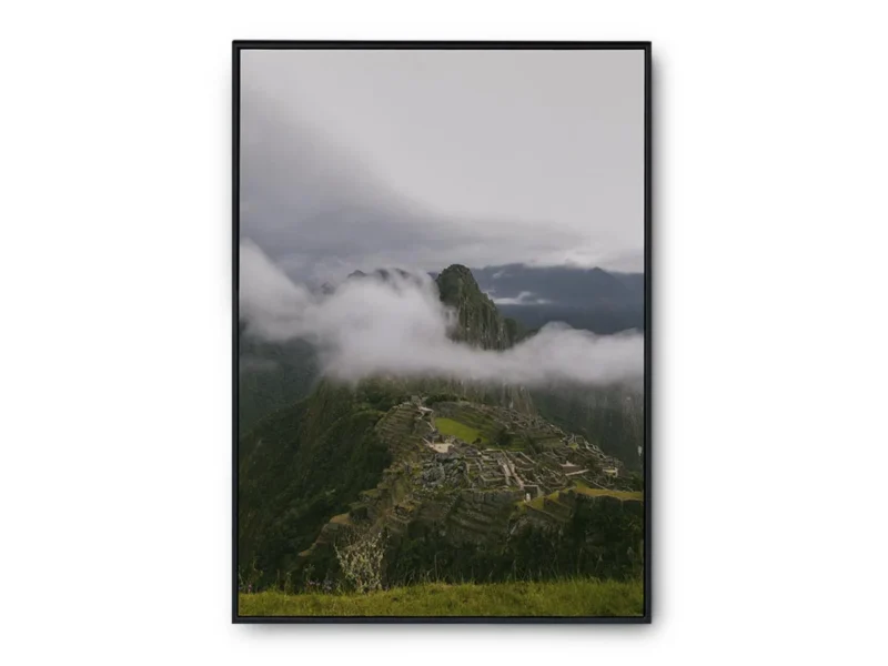 Póster Fotografía Vista Superior de Montaña Verde con Nubes