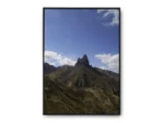 Póster Fotografía Vista hacia Pico de Montaña y Cielo Nubloso