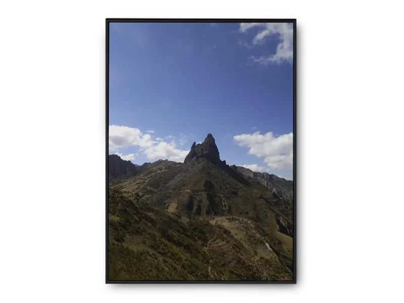 Póster Fotografía Vista hacia Pico de Montaña y Cielo Nubloso
