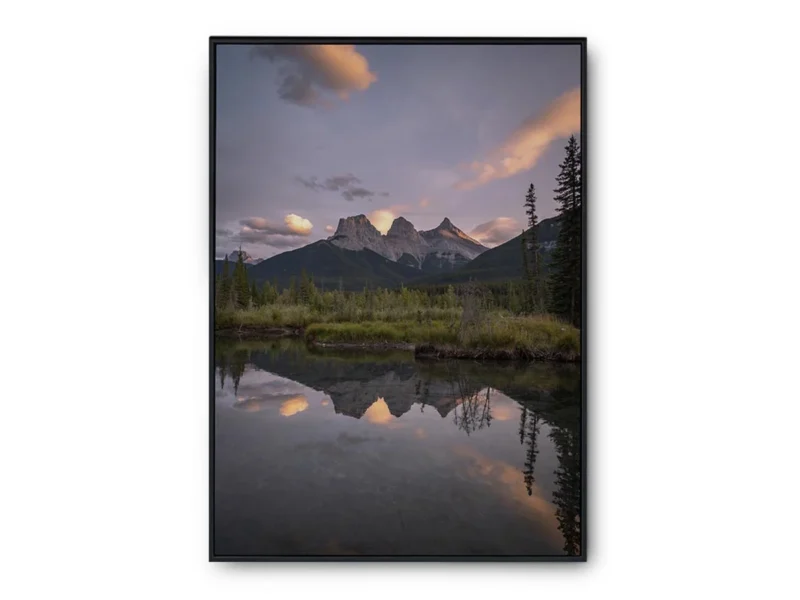 Póster Fotografía Reflejo de Paisaje con Tres Montañas