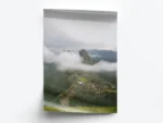 Póster Fotografía Vista Superior de Montaña Verde con Nubes