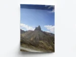Póster Fotografía Vista hacia Pico de Montaña y Cielo Nubloso