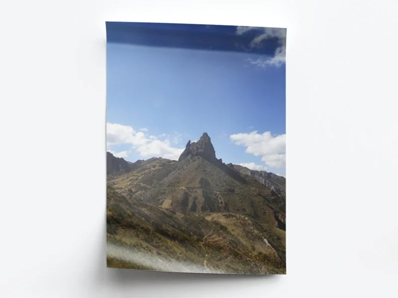 Póster Fotografía Vista hacia Pico de Montaña y Cielo Nubloso