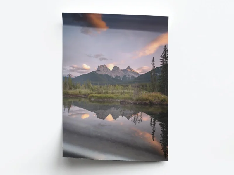 Póster Fotografía Reflejo de Paisaje con Tres Montañas