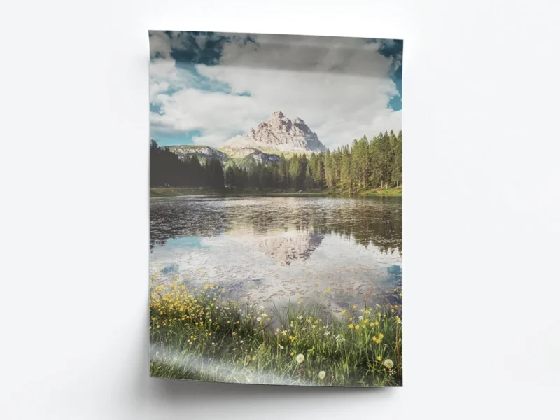 Póster Fotografía Reflejo en Lago entre Campo y Montaña