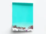 Póster Pop Art Cielo Turquesa con Casas Blancas y Palmeras