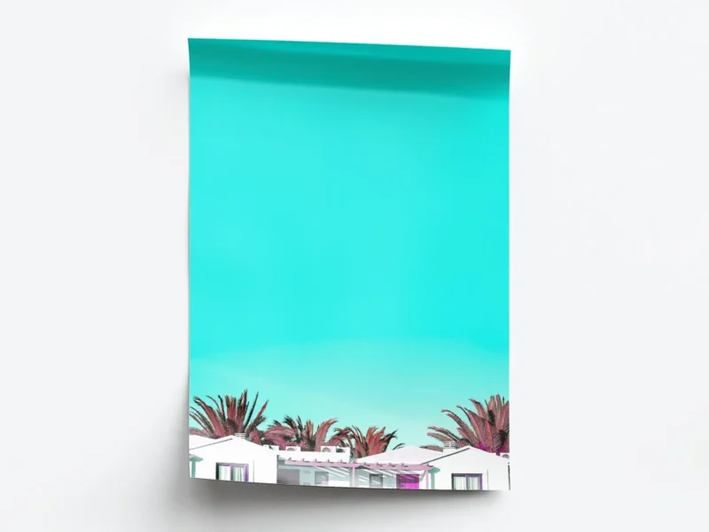 Póster Pop Art Cielo Turquesa con Casas Blancas y Palmeras